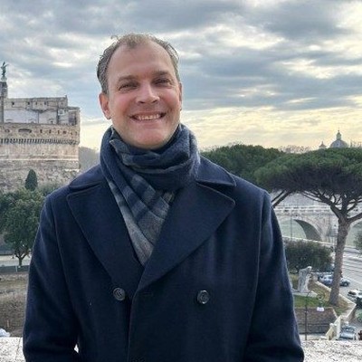 Marc Reverdin devant le Château Saint-Ange à Rome
